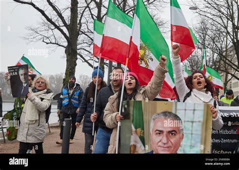  Die Goldene Statue: Eine Untersuchung des künstlerischen Protests gegen das iranische Regime